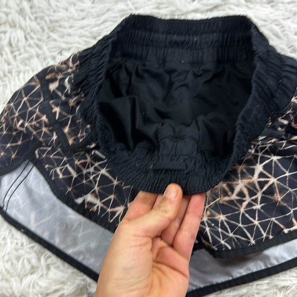 Lululemon Tracker Short III *4-way Stretch Star Crushed Multi / Black - Picture 2 of 6